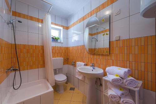 Kúpeľňa v ubytovaní Apartment in Bol with sea view, terrace, air conditioning, Wi-Fi (155-1)