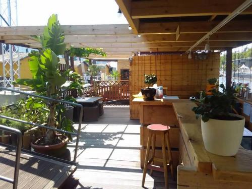 d'une terrasse avec des plantes en pot et d'un bar sur un balcon. dans l'établissement Edouard Boat, à Bruxelles