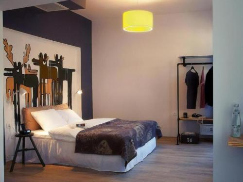 Llit o llits en una habitació de Rumours Inn