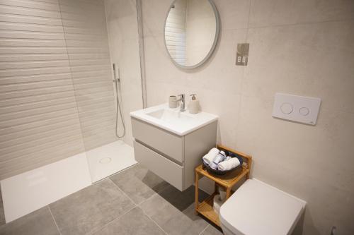 y baño con lavabo, aseo y espejo. en Saltwater Newquay, en Newquay