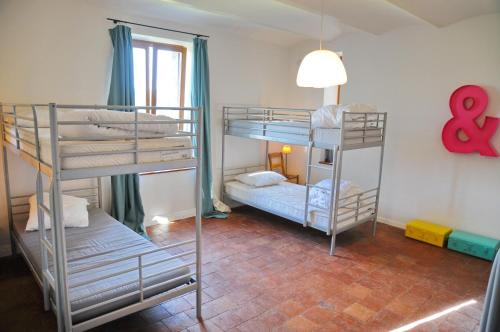 מיטה או מיטות קומותיים בחדר ב-La Tour de Serinchamps