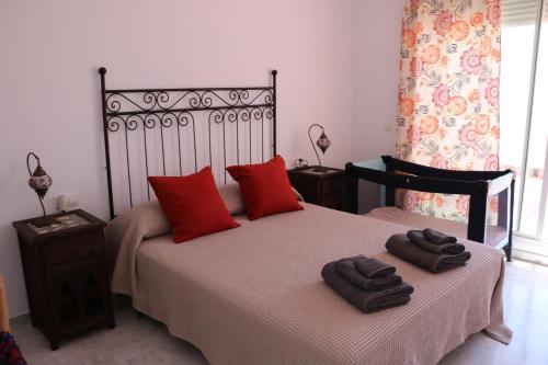 コニル・デ・ラ・フロンテーラにあるBeach Cove in Conilのベッドルーム1室(ベッド1台、タオル2枚付)