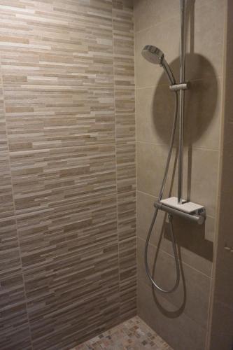 une douche avec pommeau de douche dans une salle de bain dans l'établissement FIUMICELLI, à Sari-Solenzara