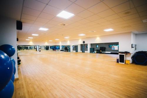 an empty gym with a wooden floor and a ball court at Apartamentos Alday in Maliaño