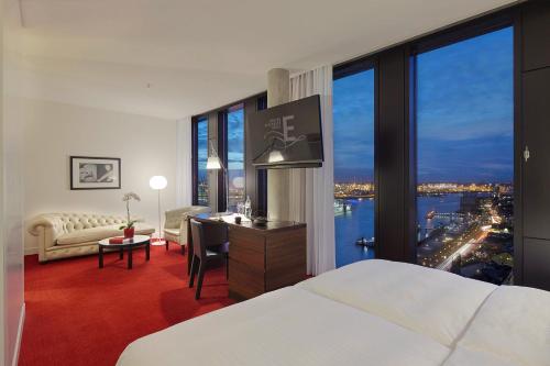 ein Hotelzimmer mit einem Bett und einem großen Fenster in der Unterkunft Empire Riverside Hotel in Hamburg