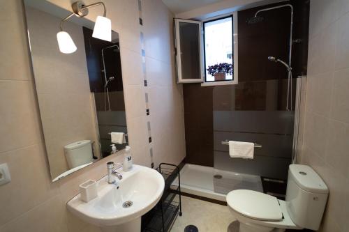 A bathroom at Larra Nervión Subway Tranvía