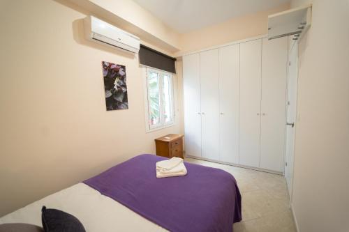 A bed or beds in a room at Larra Nervión Subway Tranvía