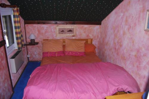 - une chambre avec un lit rose dans l'établissement SKI Sun 3212, à Manigod
