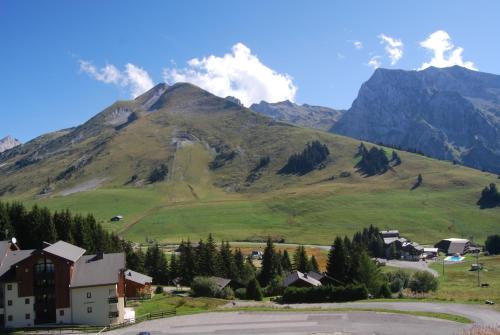 - une vue sur la montagne, la ville et les maisons dans l'établissement SKI Sun 3212, à Manigod