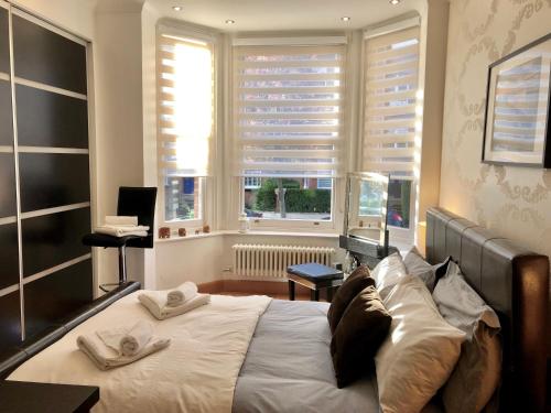 una camera da letto con un letto e due asciugamani di Luxury apartment in Central London, Mida Vale a Londra