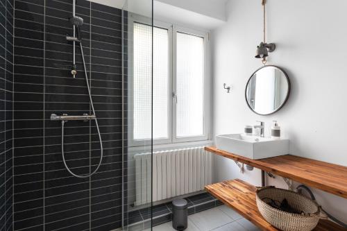 une salle de bain avec douche et lavabo dans l'établissement LE TIMONIER by Cocoonr, à Saint-Malo