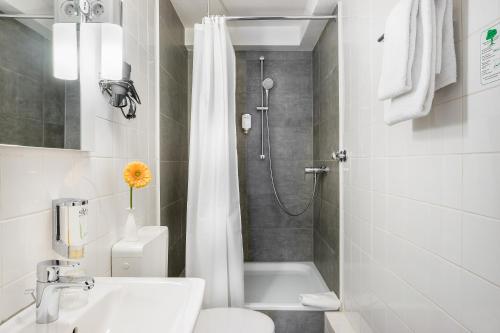 Phòng tắm tại Signature Hotel Astoria