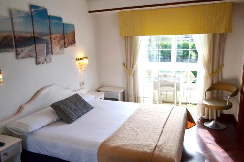 A bed or beds in a room at Hotel Alda Santa Cristina