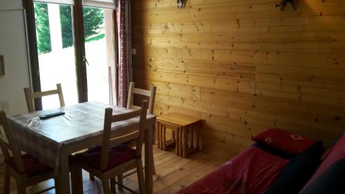 a dining room with a table and chairs at MONT BLANC Soleil C-4 in Manigod