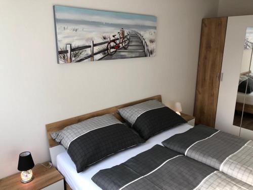 - une chambre avec 2 lits et une photo sur le mur dans l'établissement Apartment 4, à Salzbourg