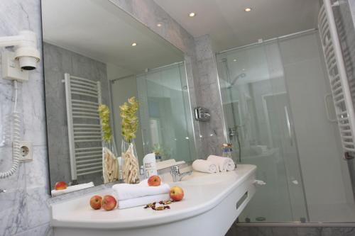La salle de bains est pourvue d'un lavabo et d'un miroir. dans l'établissement Altstadt-Hotel Passau, à Passau