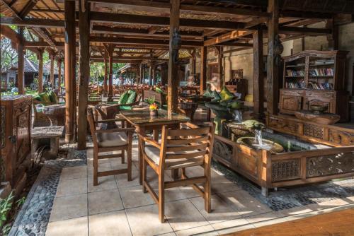 a room with a table and chairs in a building at Hotel Pondok Sari Beach & SPA Resort in Pemuteran