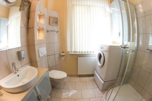 ミエンジズドロイェにあるApartamenty Cecyliaのバスルーム(洗面台、トイレ、シャワー付)