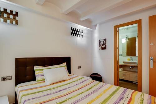 Stylish & cozy 3bed near Sagrada Familiaにあるベッド