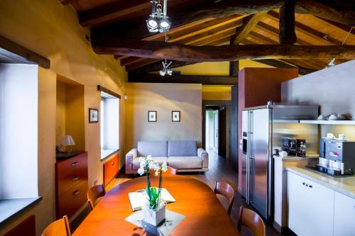 Locanda Mimmo في بيرغامو: مطبخ وغرفة طعام مع طاولة وأريكة