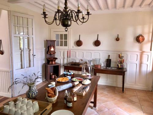 una cocina con una mesa con comida. en Le Chevalier Noir en Cordes-sur-Ciel
