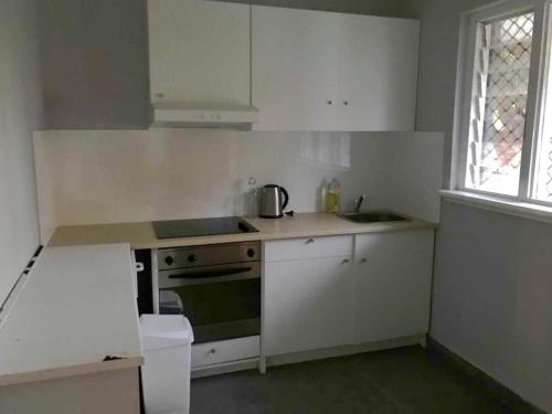 Dapur atau dapur kecil di Maddington House Unit C