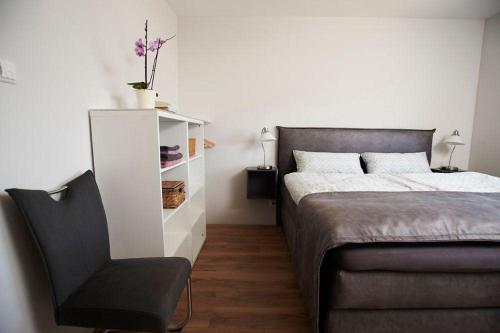 מיטה או מיטות בחדר ב-FRAULINDNERFerien - Doppelzimmer Salzhausen