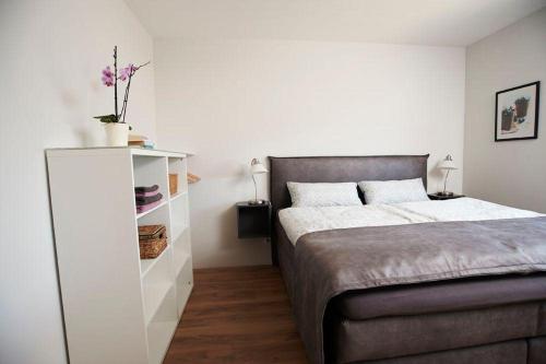 1 dormitorio con 1 cama y armario blanco en FRAULINDNERFerien - Doppelzimmer Salzhausen en Westergellersen