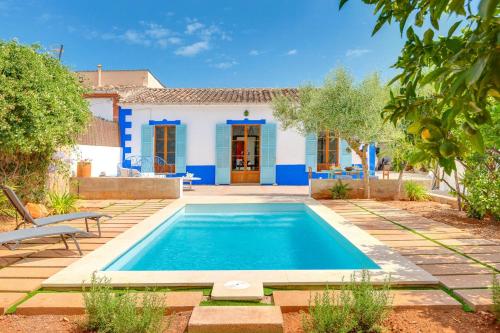 een zwembad in de achtertuin van een huis bij Villa Palma, Establiments in Palma de Mallorca