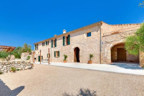 um grande edifício de tijolos com uma grande garagem em Villa Amazing Vilafranca em Vilafranca de Bonany