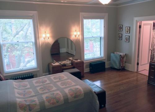 Foto da galeria de The Parsonage Inn B&B em Grand Rapids