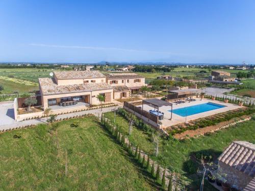 una vista aérea de una casa con piscina en VILLA ES TRENC - Sa Sinia Vella, en Campos