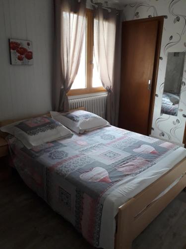 Katil atau katil-katil dalam bilik di Enclos savoyard Appartement meublé 1chambre 1 canapé lits 3personnes