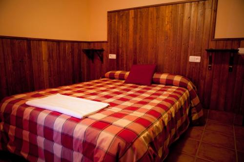 Un pat sau paturi într-o cameră la Apartamentos Río Madera