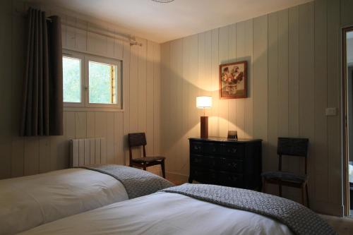 Posteľ alebo postele v izbe v ubytovaní La cabane du pont du Douet