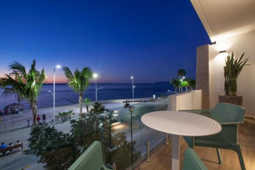 a balcony with a table and chairs and a view of the ocean at Casa al Mar in La Paz