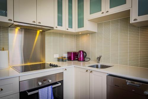 Dapur atau dapur kecil di Scarlett's by Salamanca