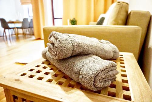 ein Handtuch auf einem Holztisch in der Unterkunft Central Suites - Špindlerův mlýn in Špindlerův Mlýn