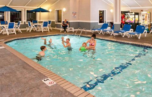 a group of people in a swimming pool at Park Point Marina Inn in Duluth