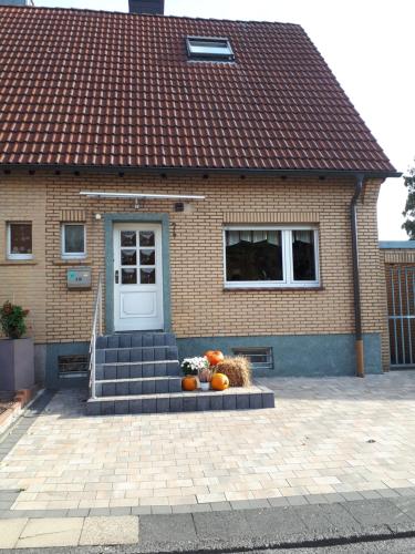 una casa con calabazas sentada frente a una puerta en uebernachtung unna en Unna