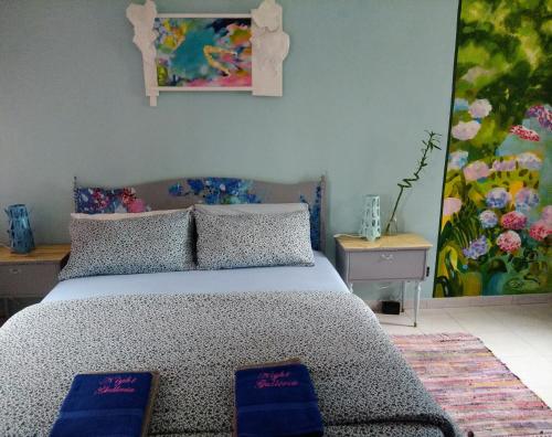 Кровать или кровати в номере Night Galleria holiday home - bed & art in Burano - the pink house