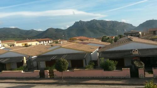 a group of houses with mountains in the background at Апартаменты с великолепным видом на горы in Viddalba