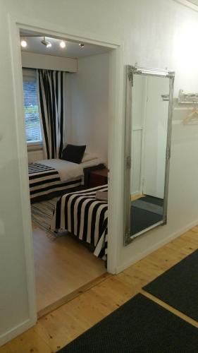 Zimmer mit einem Spiegel und einem Bett in einem Zimmer in der Unterkunft M Apartments Tuularinkatu in Tampere