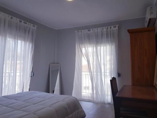 グラナダにあるApartamento Centro de Granadaのベッドルーム1室(ベッド1台、大きな窓2つ付)