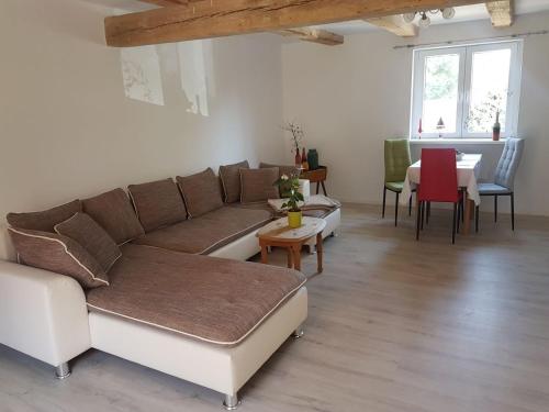 ein Wohnzimmer mit einem Sofa und einem Tisch in der Unterkunft Remise Kairies in Wustrow