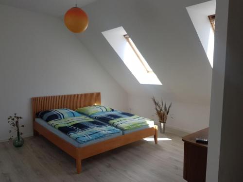 ein Schlafzimmer mit einem Bett in einem Zimmer mit Oberlichtern in der Unterkunft Remise Kairies in Wustrow