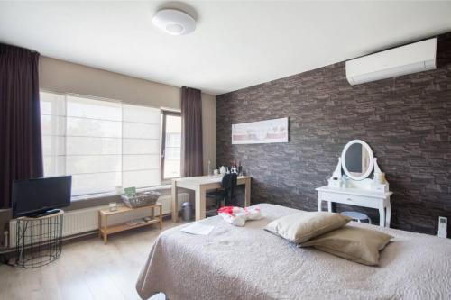 Postel nebo postele na pokoji v ubytování Guesthouse De Steenberg tweepersoonskamer met grote badkamer, kitchenette en tuinzicht op de eerste verdieping