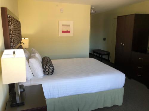 a bedroom with a bed and a dresser at Maple Tree Inn in Sunnyvale