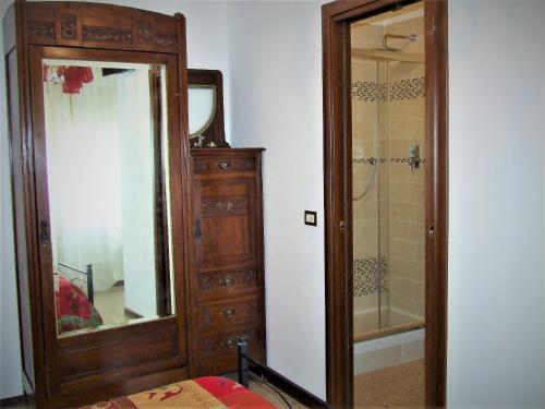 ポテンツァ・ピチェーナにあるCasa Ciprianiのバスルーム(木製ドレッサー、鏡付)