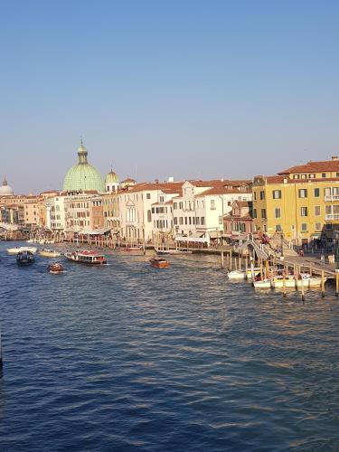 a view of a river with boats and buildings at Hotel Ducale in Favaro Veneto